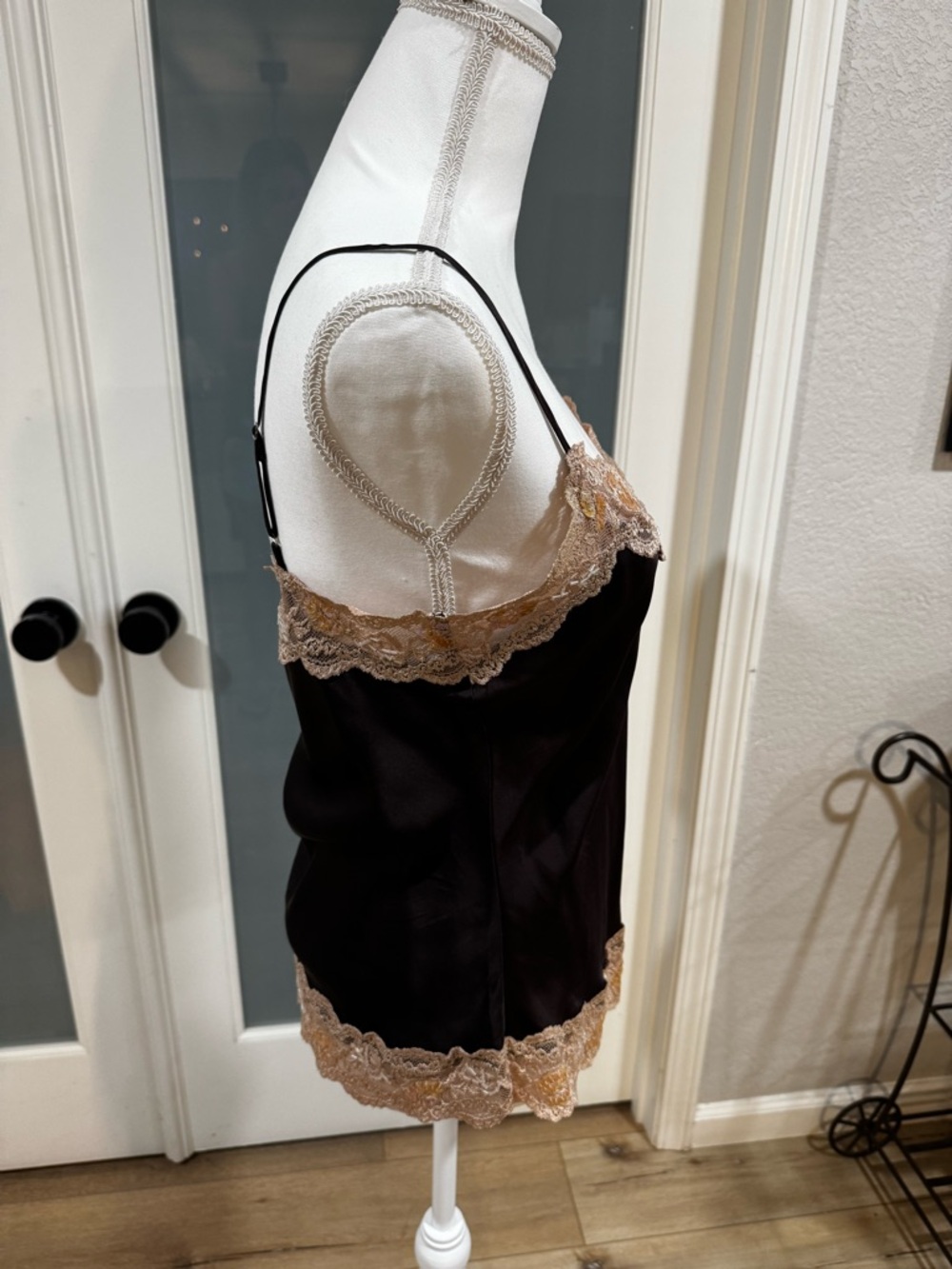 New York & Company brown silk camisole, beige lace trim, adjustable straps, M. - Picture 5 of 15